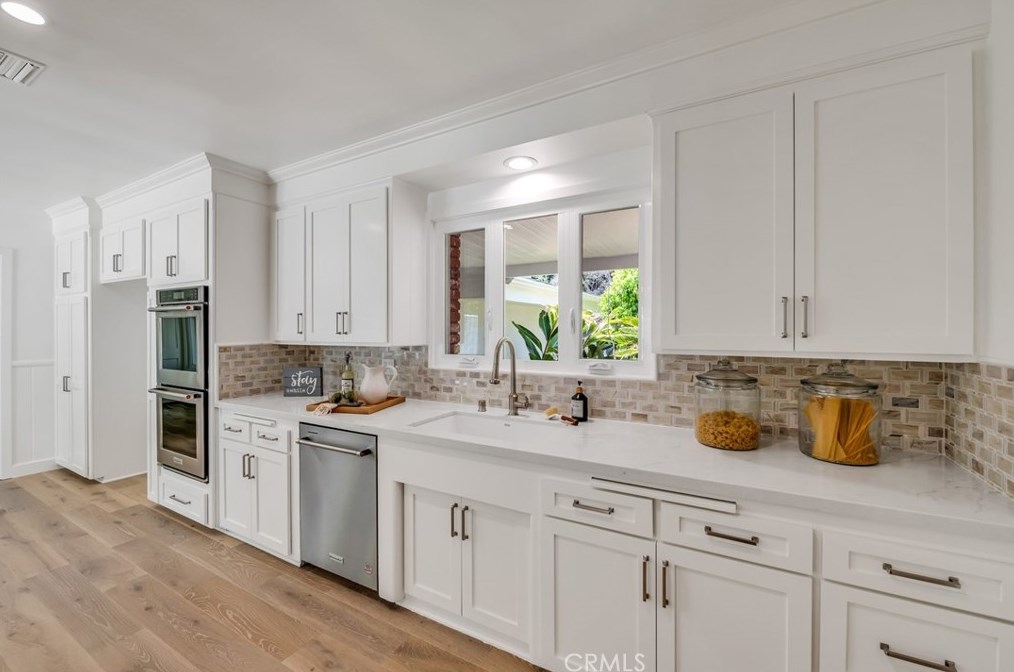 160 Thurston Ave, Los Angeles CA  90049-2422 exterior