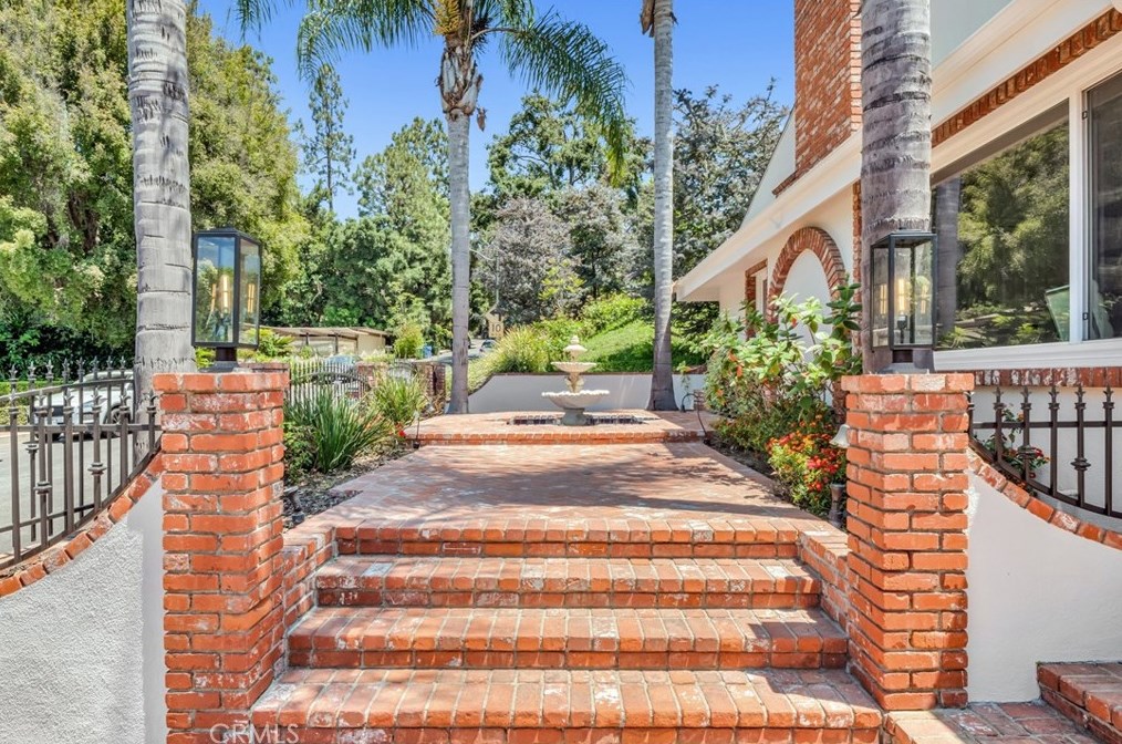 160 Thurston Ave, Los Angeles CA  90049-2422 exterior