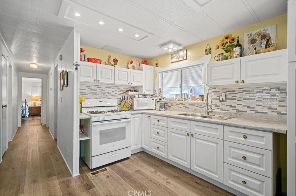 15413 Mankato St, San Fernando, CA 91345-1323