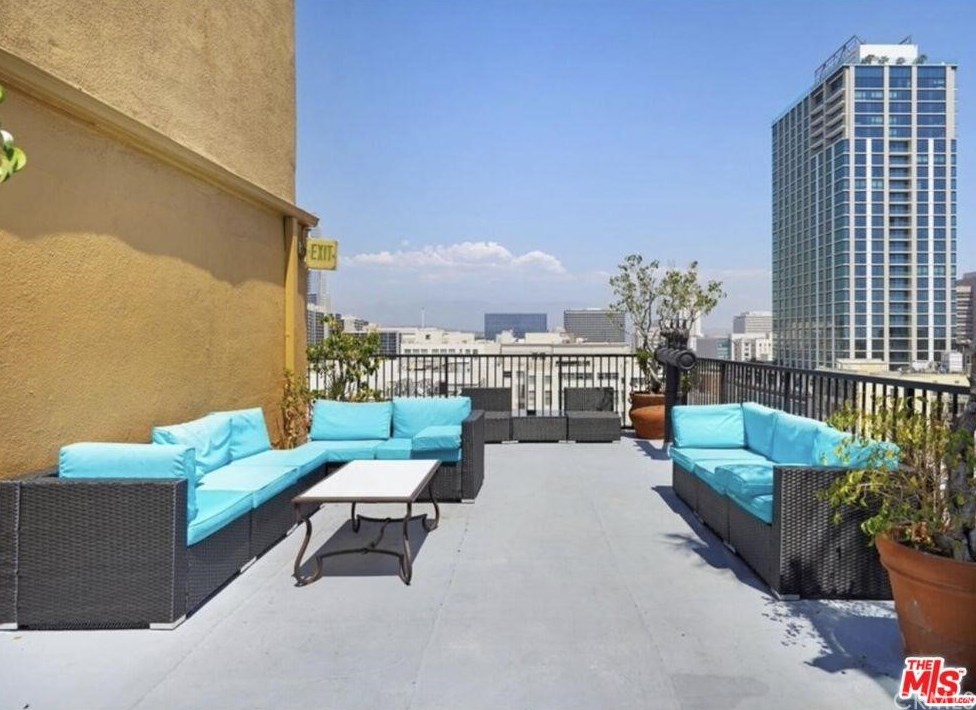 312 5th St, Los Angeles CA  90013-1758 exterior