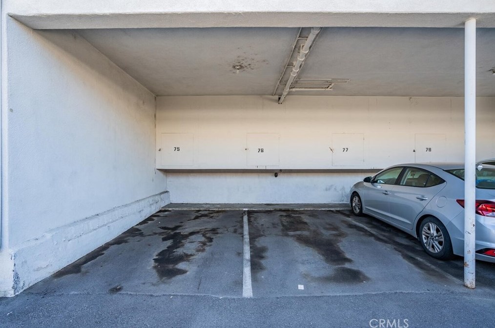 18555 Collins St, Los Angeles CA  91356-2228 exterior
