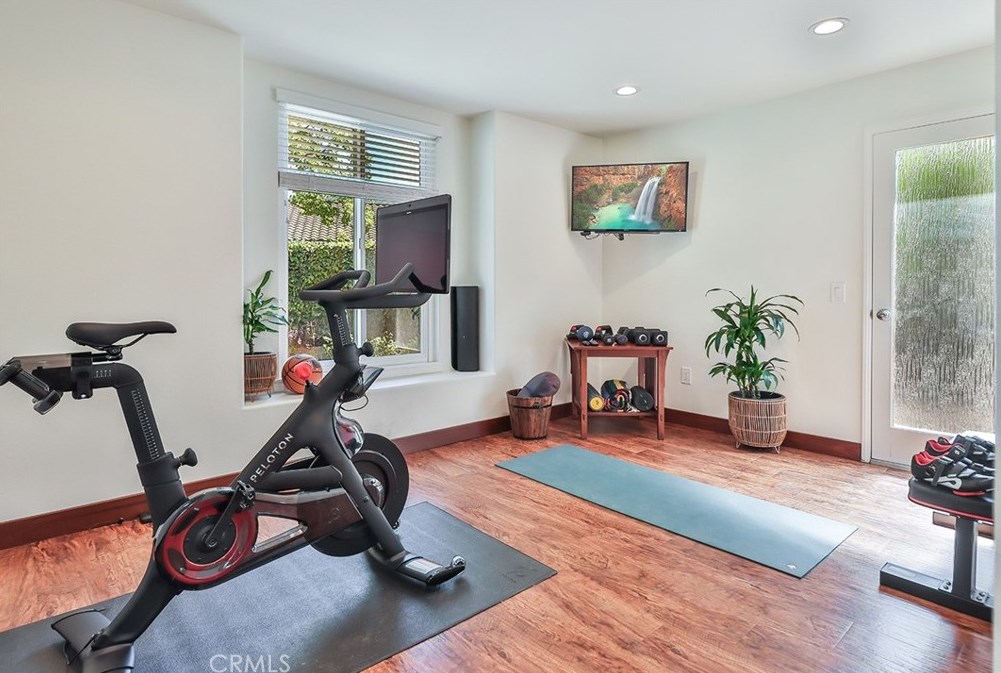 1649 Meadowglen Ct, Thousand Oaks CA  91320-3470 exterior