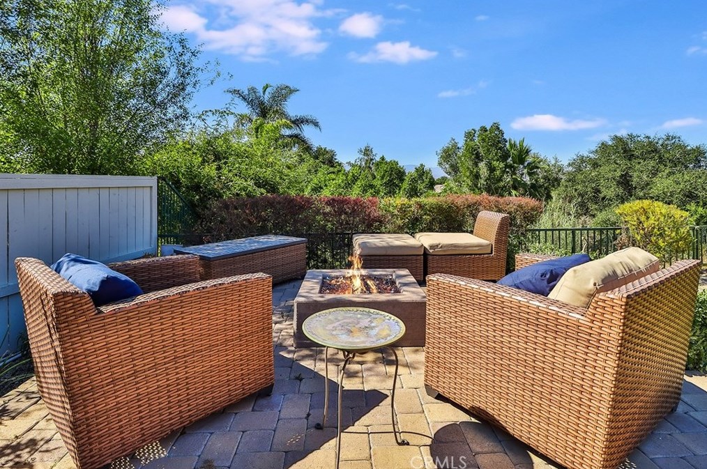 1649 Meadowglen Ct, Thousand Oaks CA  91320-3470 exterior