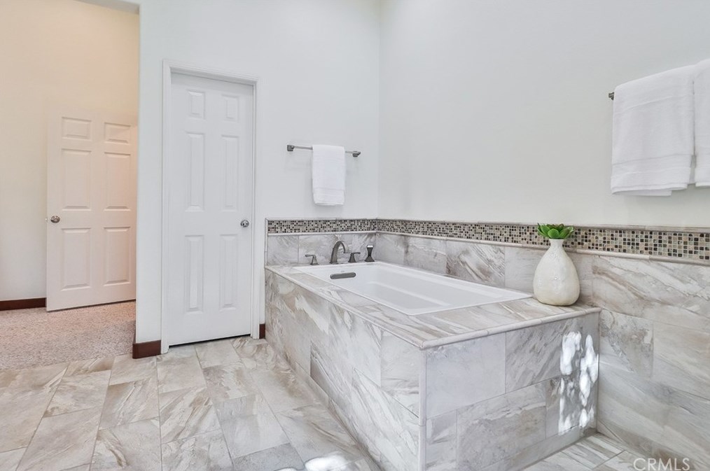 1649 Meadowglen Ct, Thousand Oaks CA  91320-3470 exterior