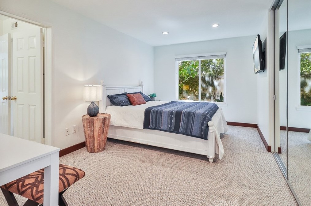 1649 Meadowglen Ct, Thousand Oaks CA  91320-3470 exterior