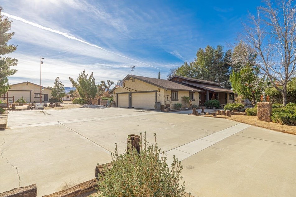 2744 Avenue, Palmdale, CA 93551-2424