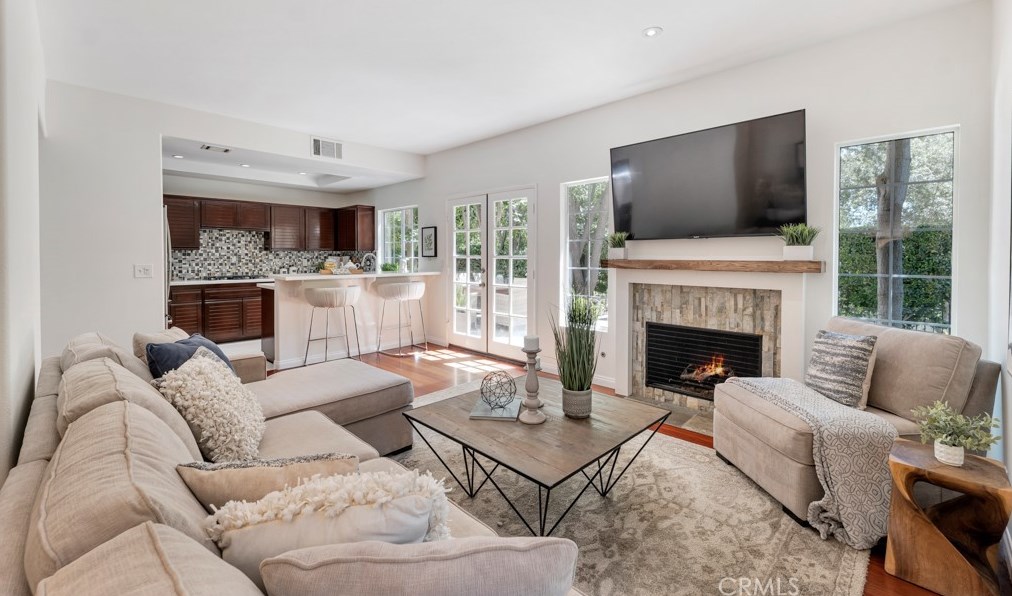 954 Blue Mountain Cir, Thousand Oaks, CA 91362-5457