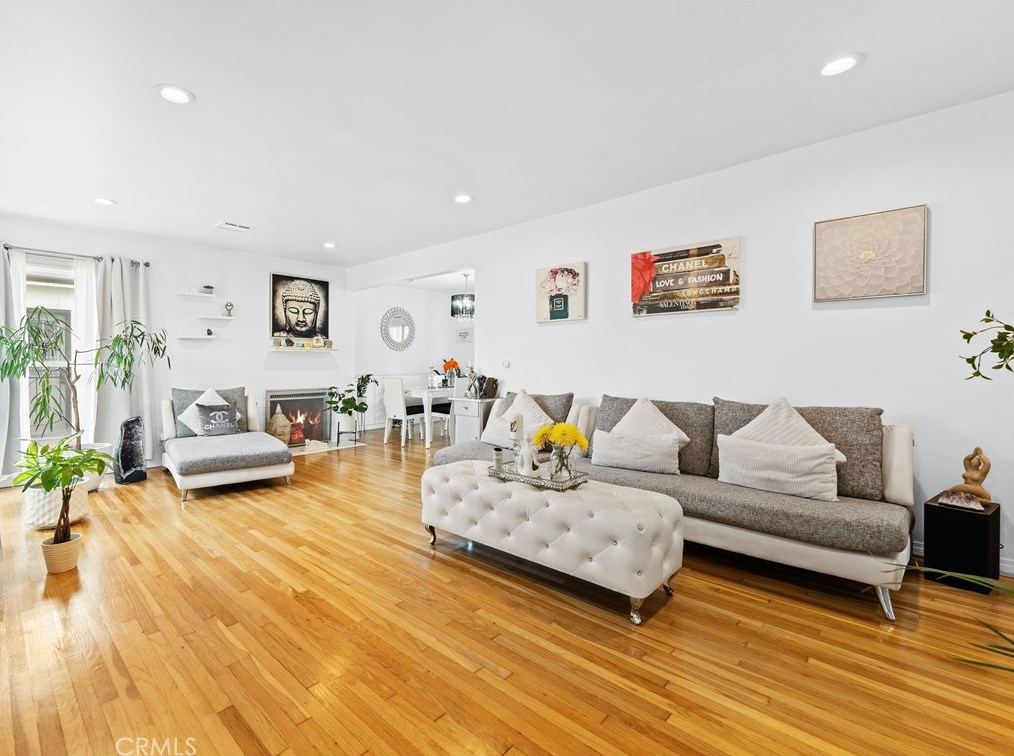 5362 Sunlight Pl, Los Angeles, CA 90016-5124