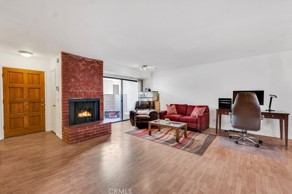 19444 Wyandotte St, Los Angeles, CA 91335-3572