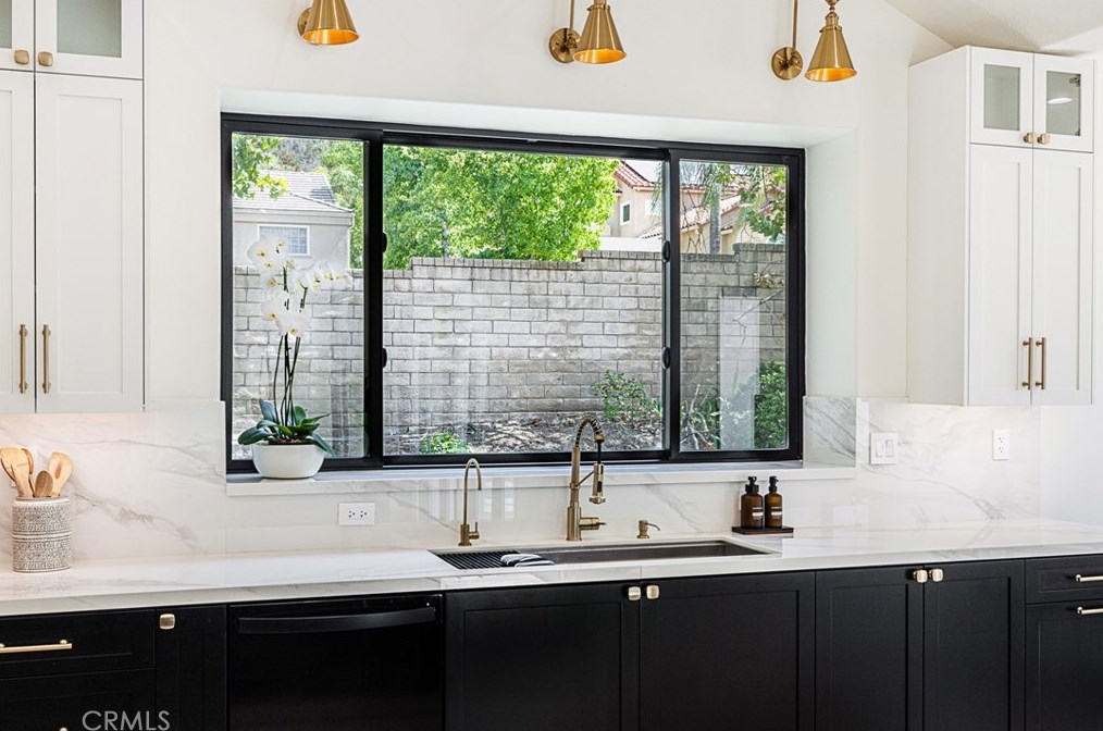 32904 Denver Springs Dr, Thousand Oaks CA  91361-5575 exterior