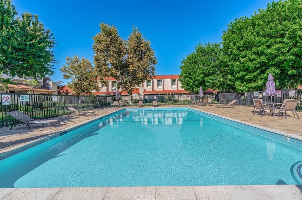 18130 Oxnard St, Los Angeles CA  91356-1757 exterior