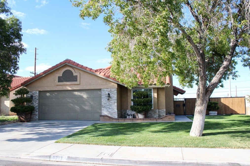 3217 Avenue, Palmdale CA  93550-5647 exterior