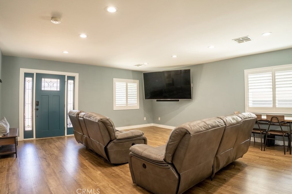 10847 Bartee Ave, San Fernando, CA 91345-1806