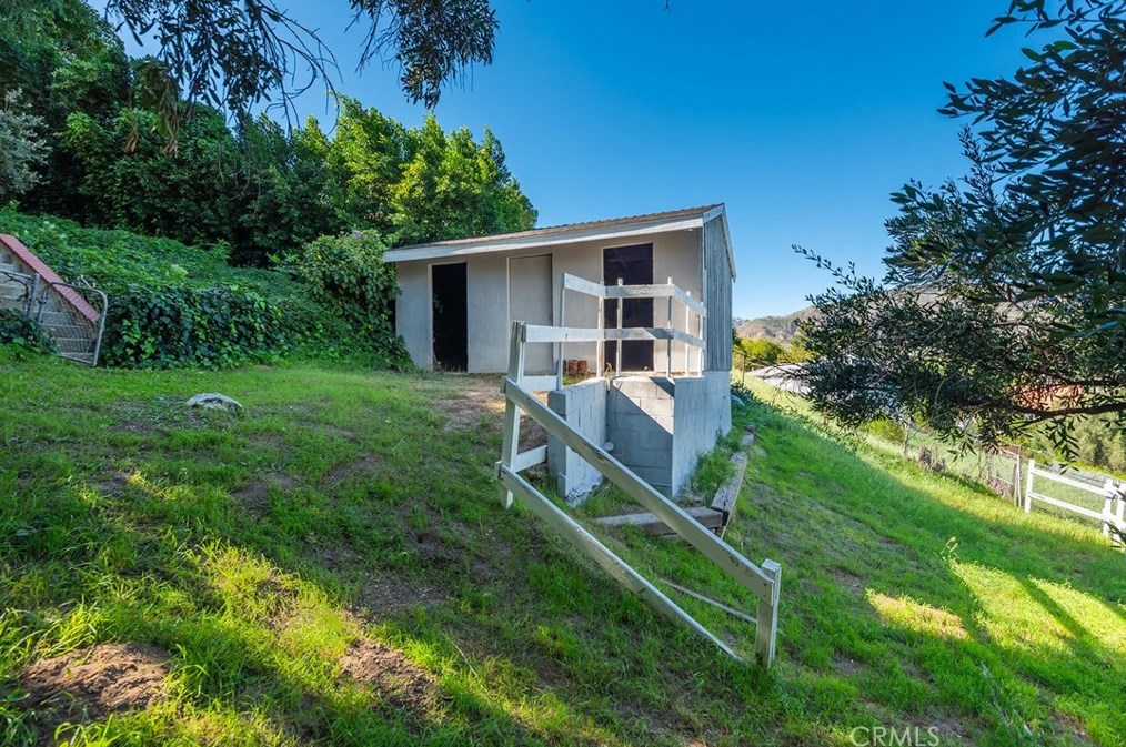 17811 Ridgeway Rd, San Fernando CA  91344-2134 exterior