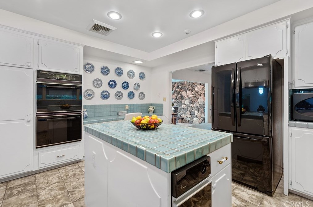 17811 Ridgeway Rd, San Fernando CA  91344-2134 exterior