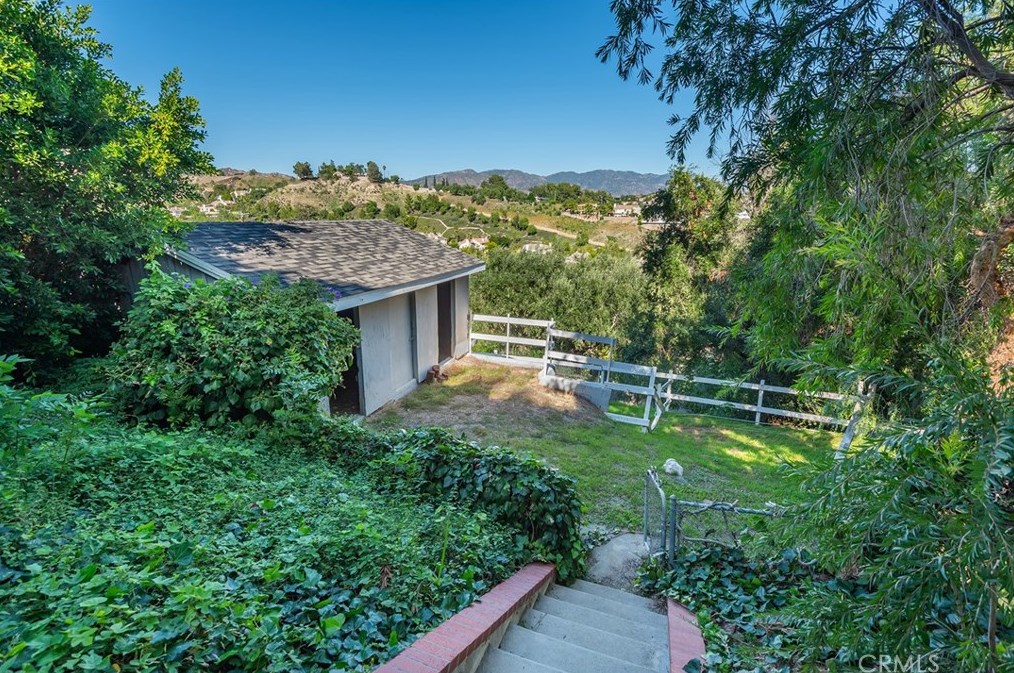 17811 Ridgeway Rd, San Fernando CA  91344-2134 exterior