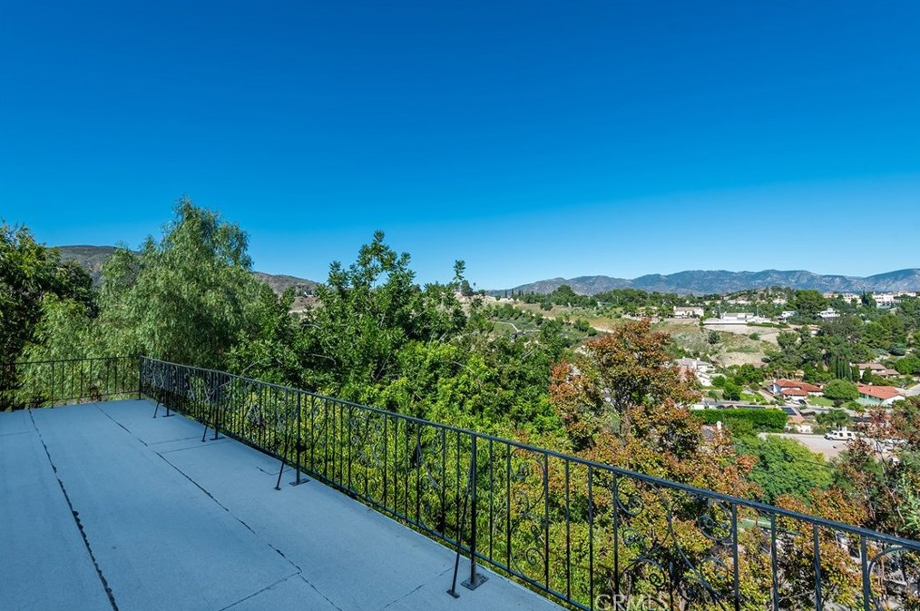 17811 Ridgeway Rd, San Fernando CA  91344-2134 exterior