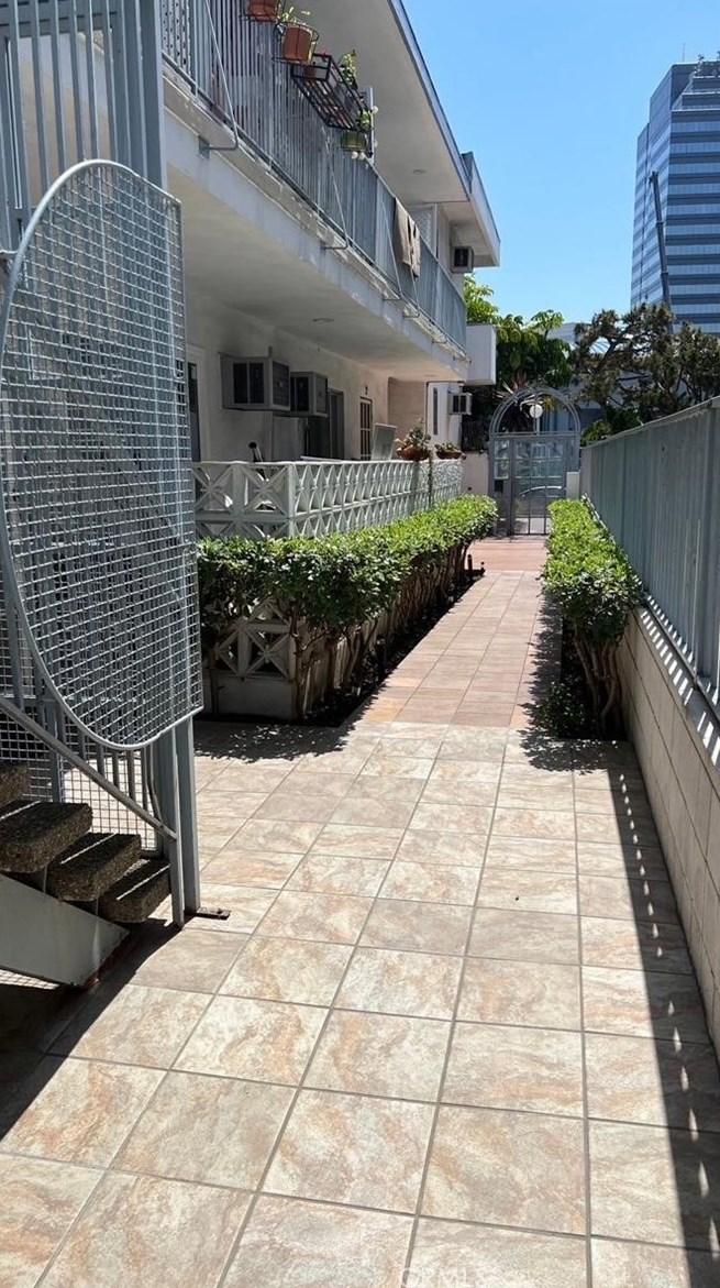 1234 Saltair Ave, Los Angeles CA  90025-1302 exterior