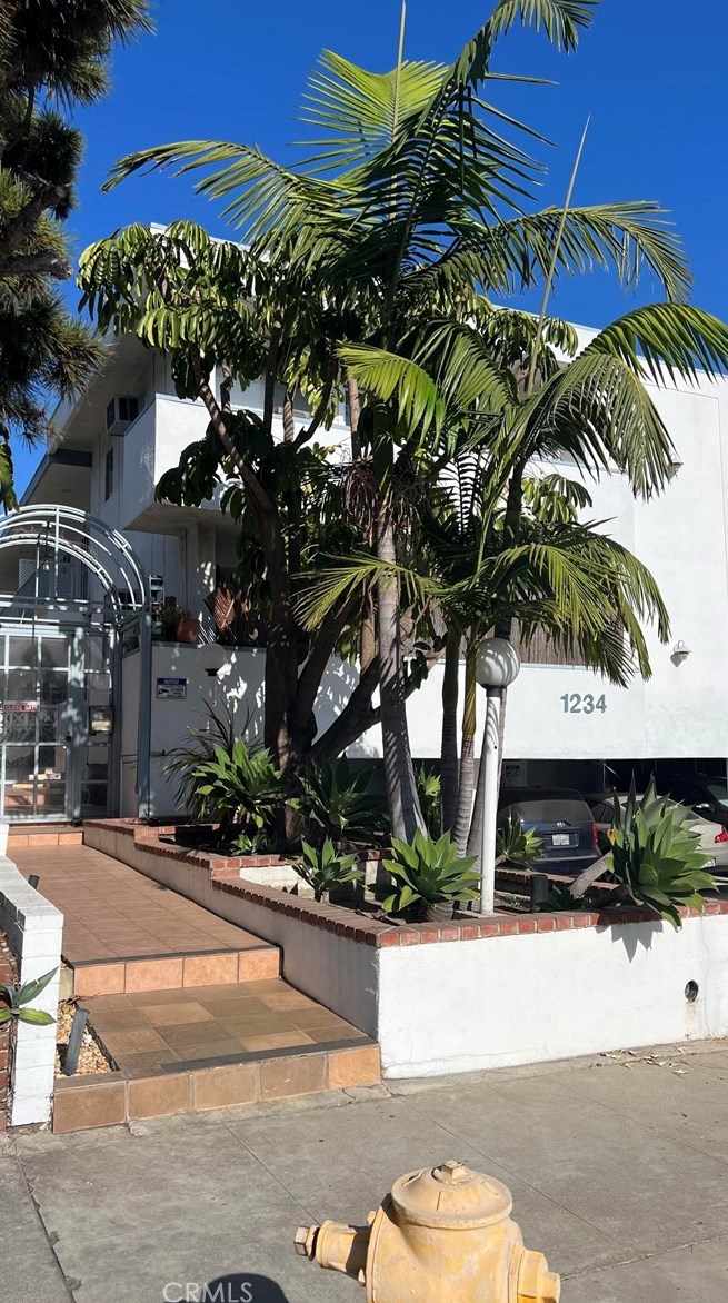 1234 Saltair Ave, Los Angeles CA  90025-1317 exterior