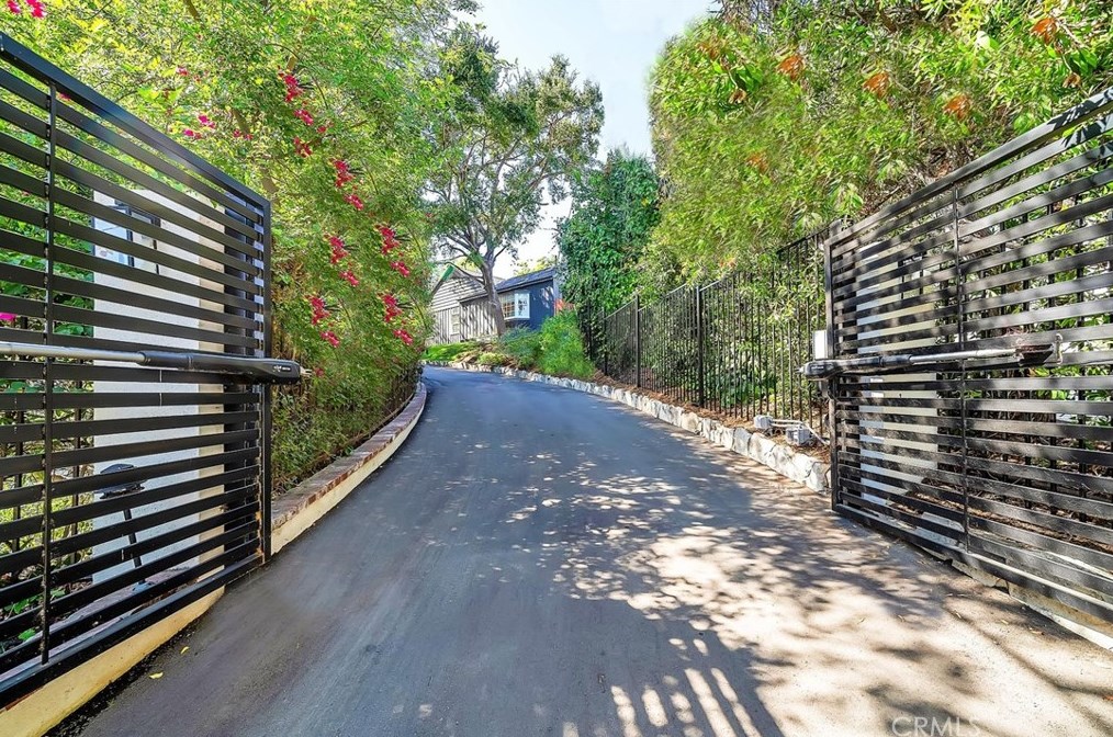 4267 Mooncrest Pl, Van Nuys, CA 91436