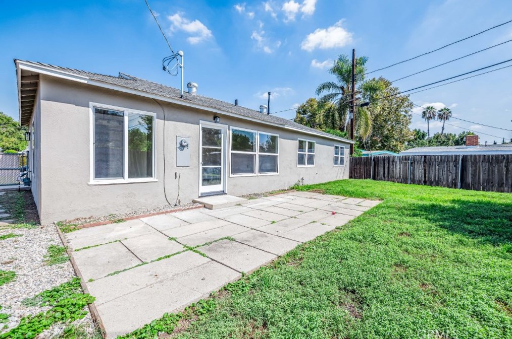 7815 Zelzah Ave, Los Angeles CA  91335-2228 exterior