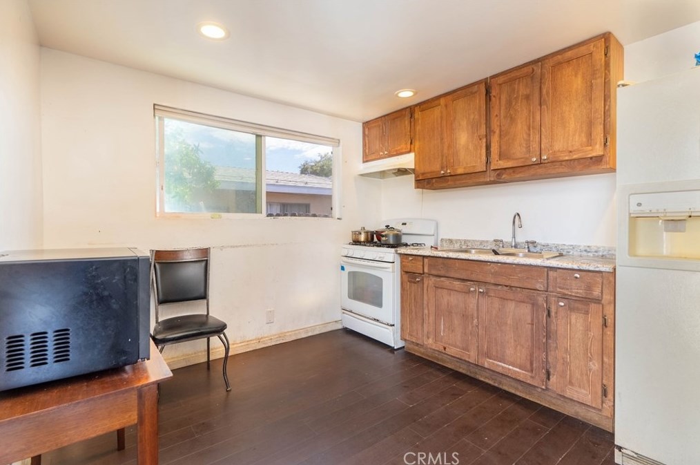 371 Fowler Ave, Pomona CA  91766-5342 exterior