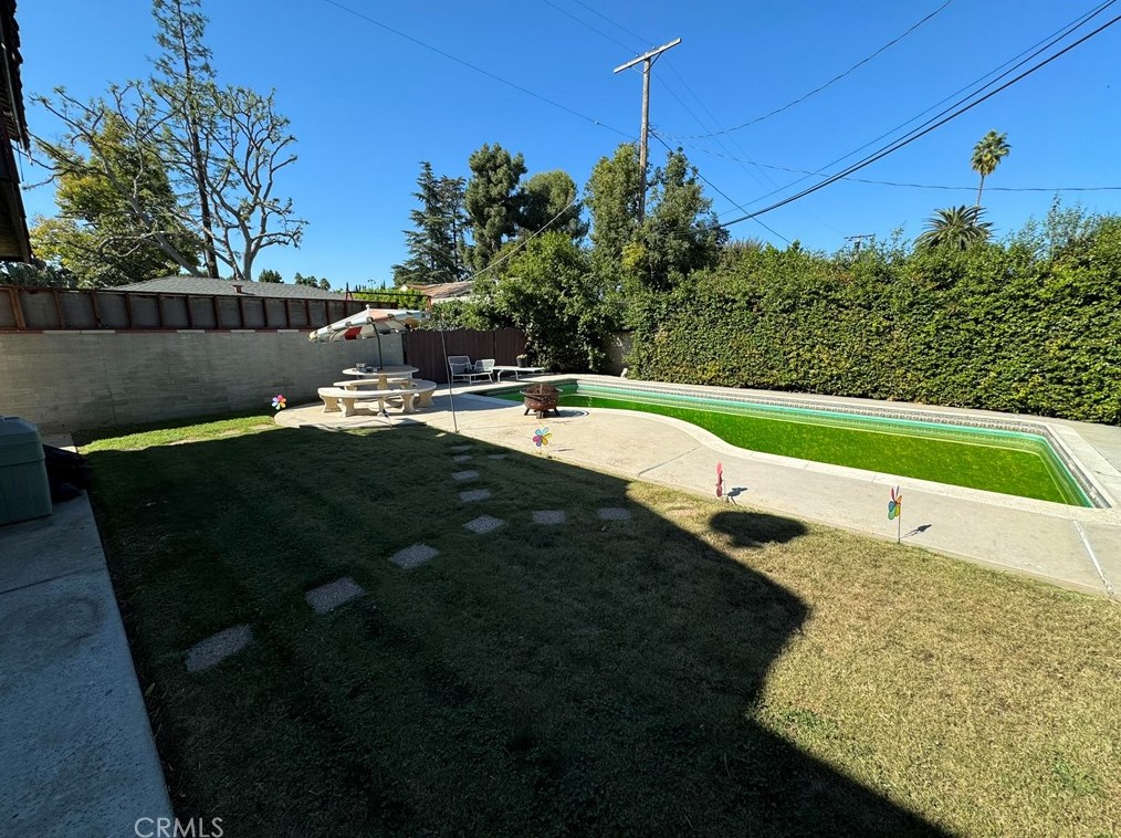13451 Albers St, Van Nuys CA  91401-5315 exterior