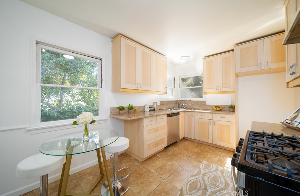 3226 Oakhurst Ave, Los Angeles CA  90034-2826 exterior