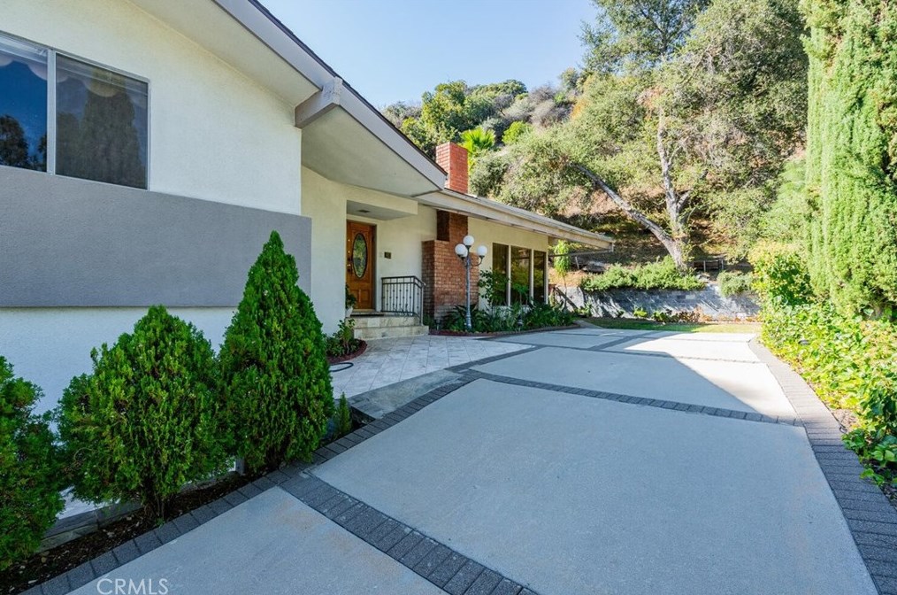 12000 Briarvale Ln, North Hollywood, CA 91604-4105