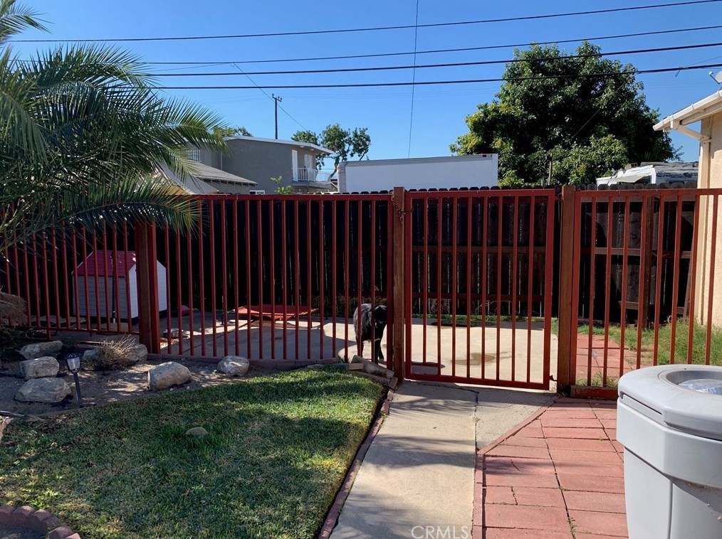 10323 Paloma Ave, Los Angeles CA  90002-3262 exterior