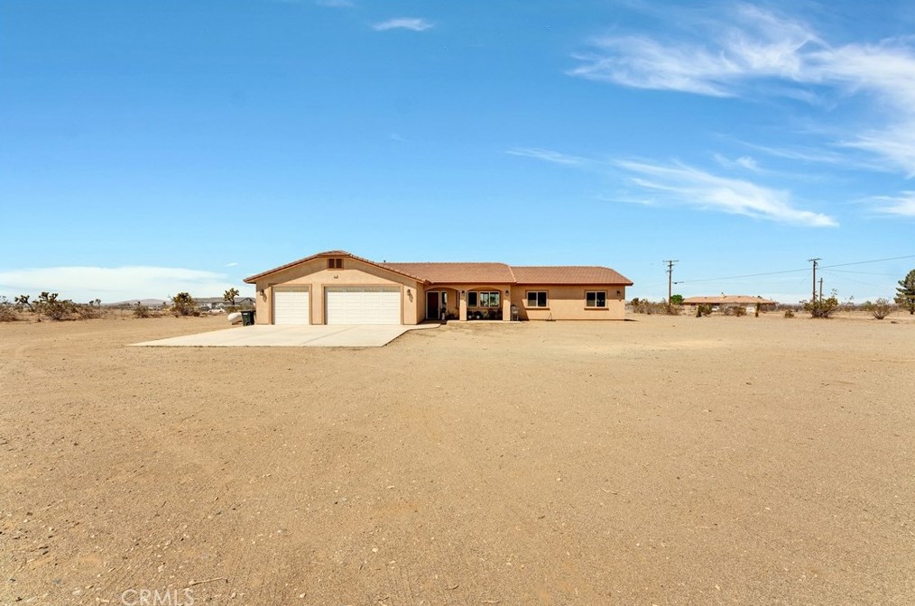 3014 Manzano Rd, Phelan CA  92371-7767 exterior
