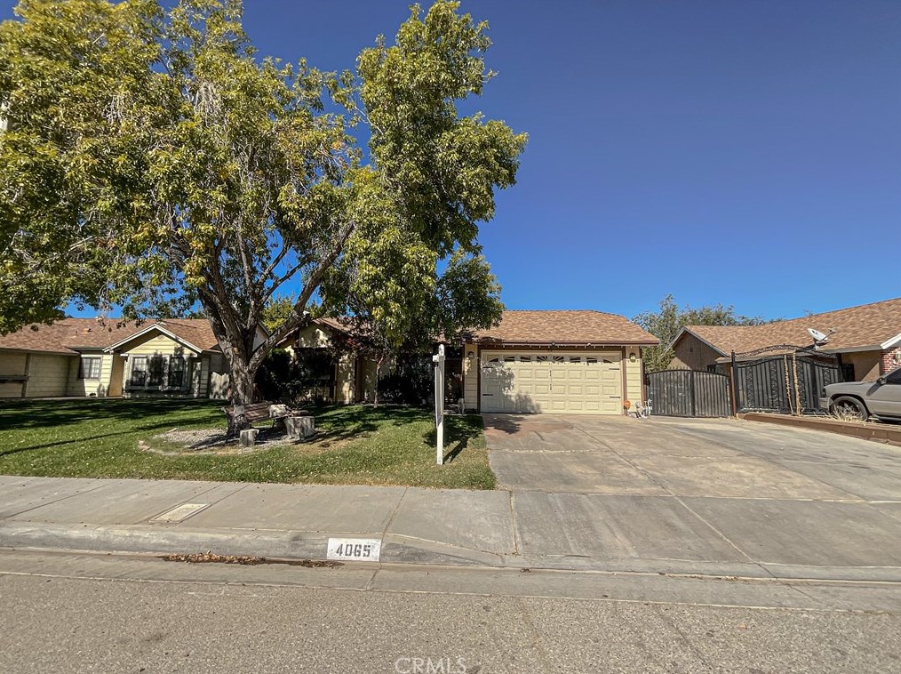 4065 Saddleback Rd, Palmdale, CA 93552-3033