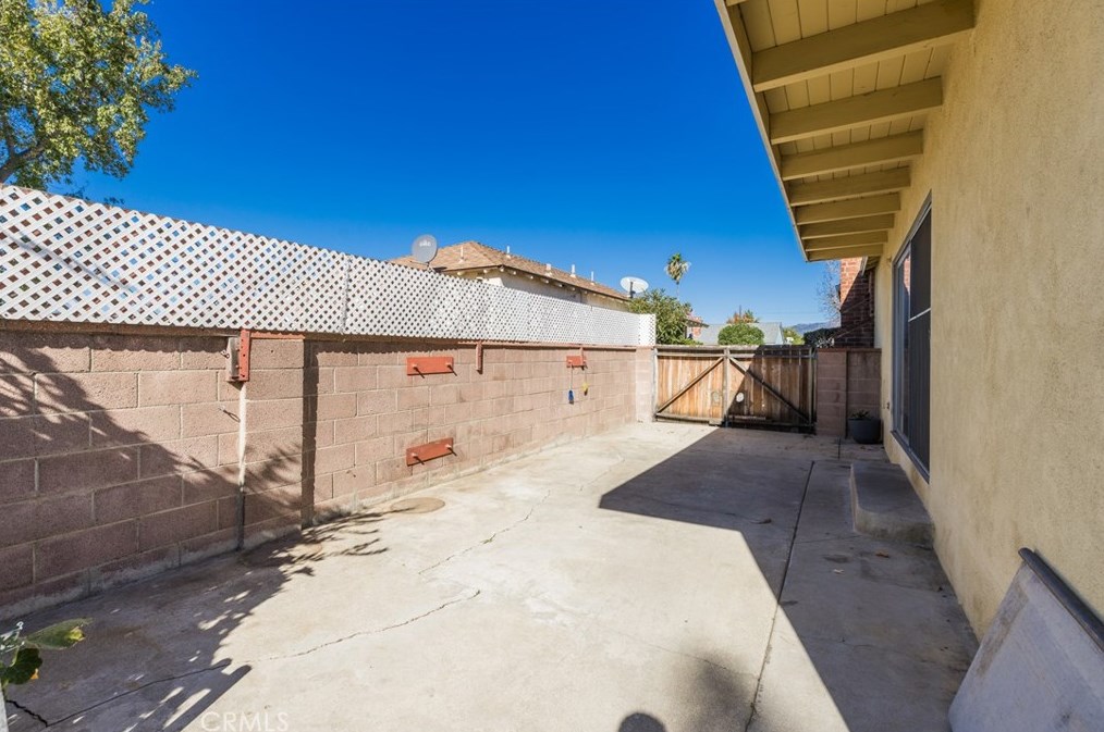 15150 Hiawatha St, San Fernando CA  91345-2515 exterior