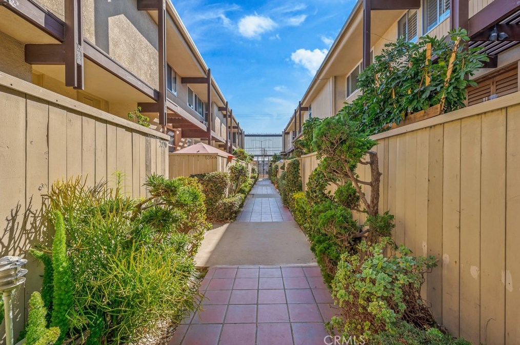 5360 Fairview Blvd, Los Angeles CA  90056-2308 exterior