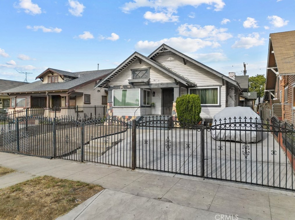 1205 53rd St, Los Angeles, CA 90011-4707