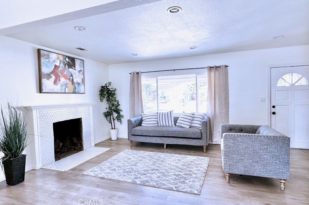 11926 Arminta St, North Hollywood, CA 91605-2503
