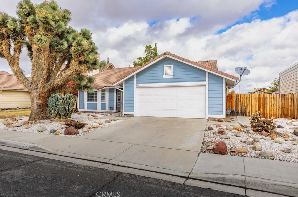1247 Coventry Pl, Palmdale, CA 93551-4038