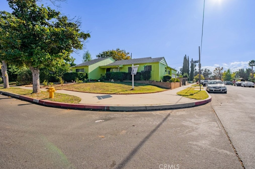 10943 Kester Ave, San Fernando, CA 91345-1625