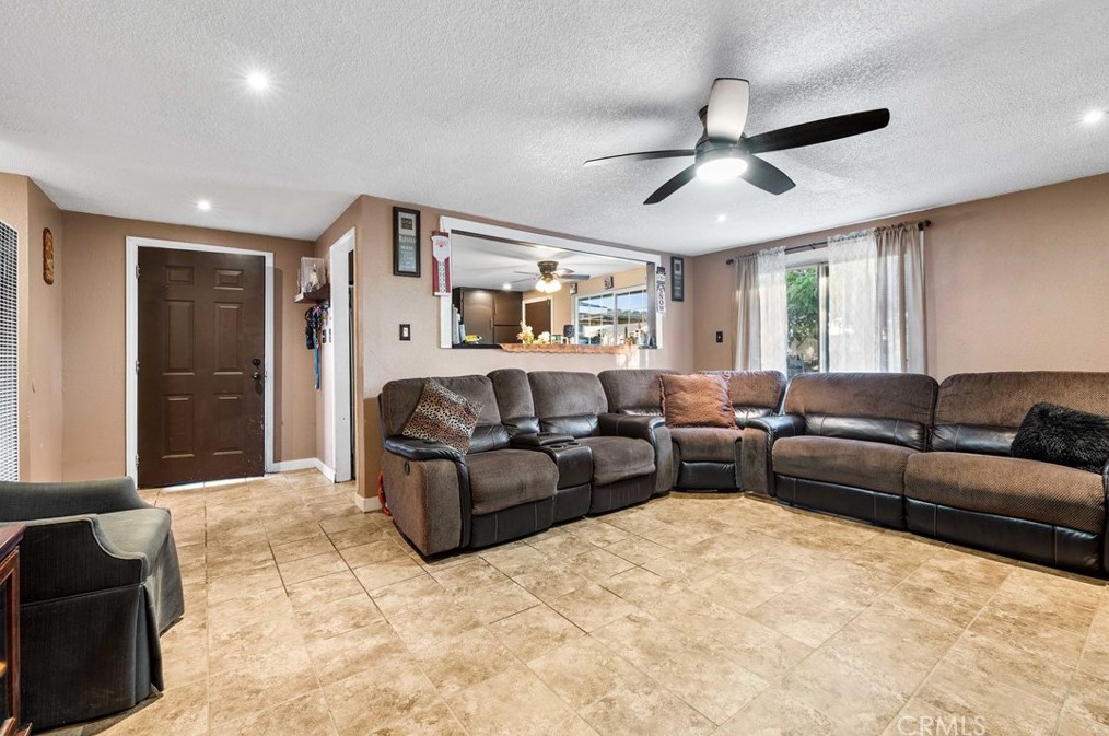 1258 Avenue, Palmdale, CA 93550-6152