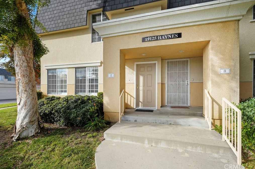 19125 Haynes St, Los Angeles, CA 91335-5819