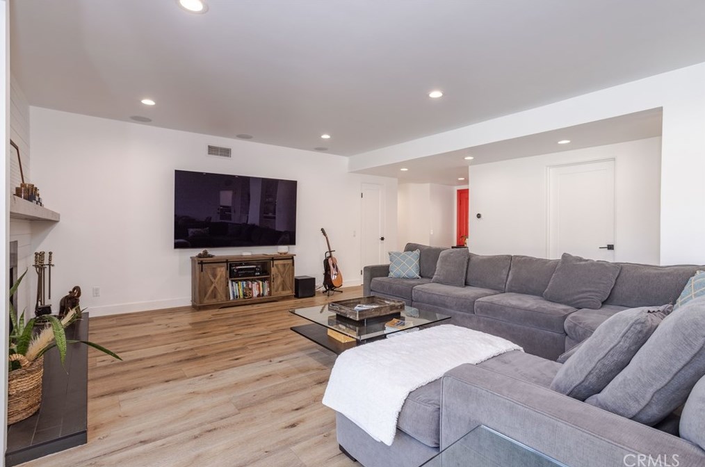 17401 Flanders St, San Fernando CA  91344-2211 exterior
