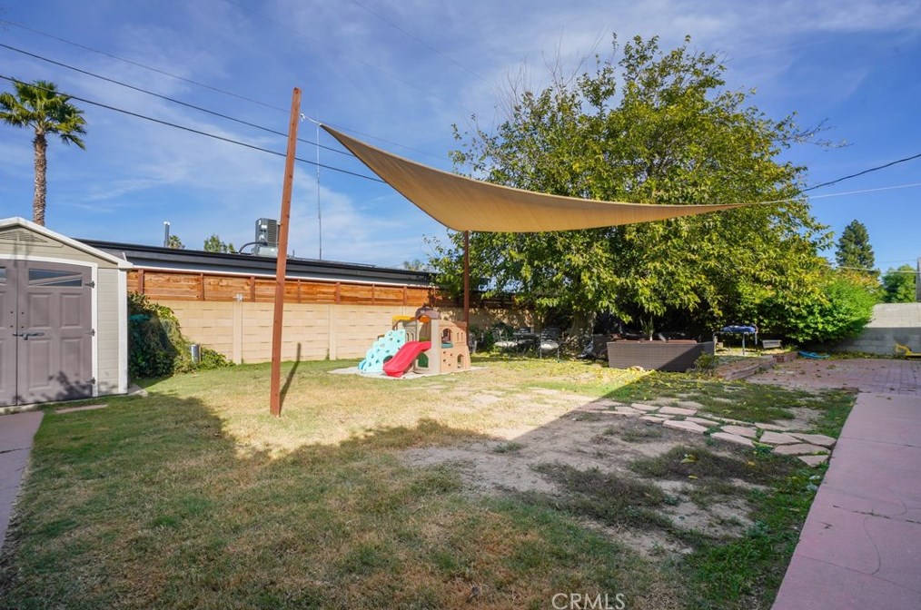 19467 Stagg St, Los Angeles CA  91335-2351 exterior
