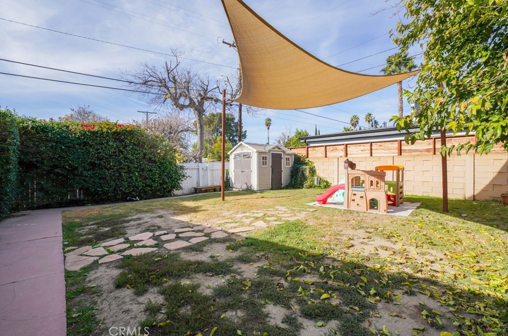 19467 Stagg St, Los Angeles CA  91335-2351 exterior