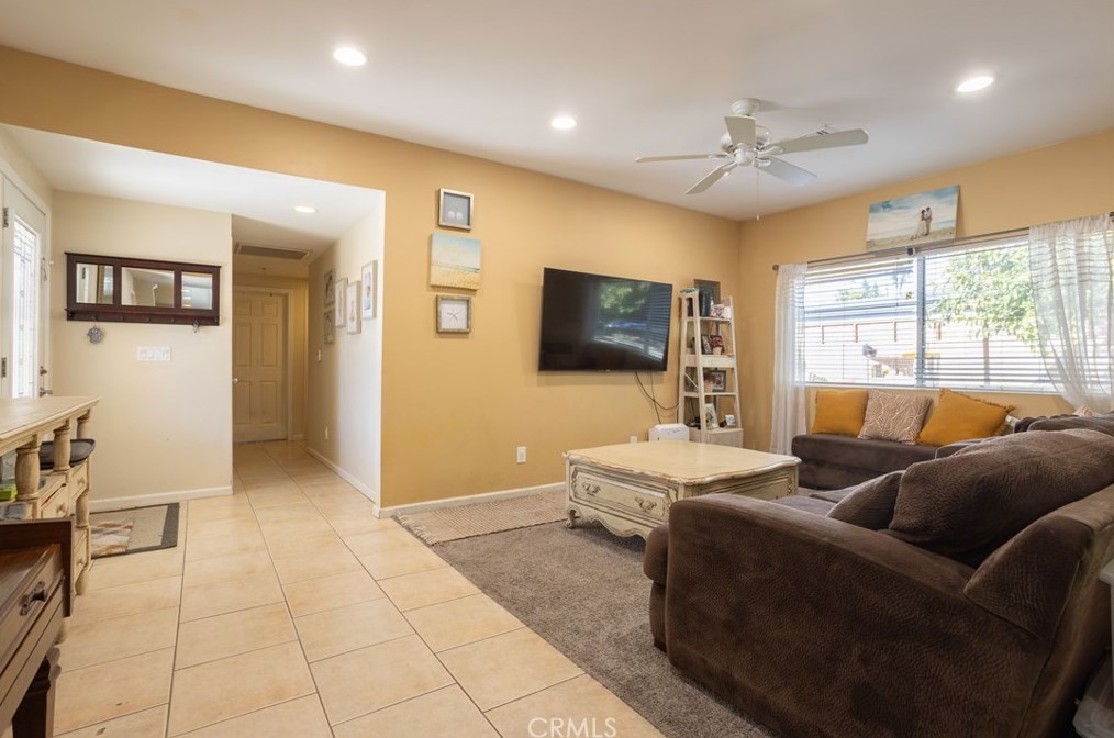 19467 Stagg St, Los Angeles CA  91335-2351 exterior