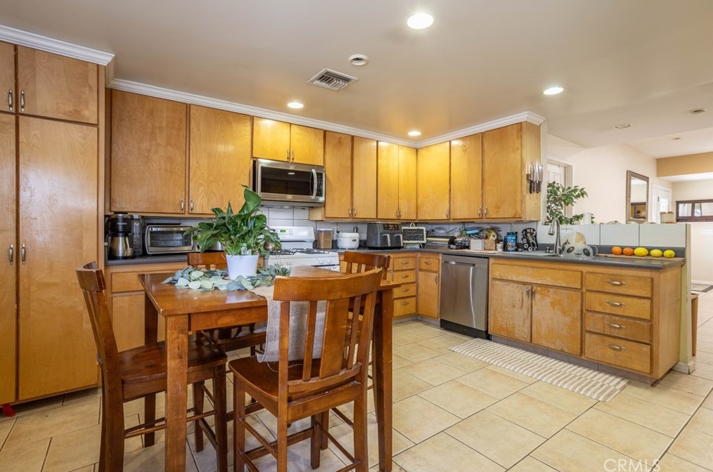 19467 Stagg St, Los Angeles CA  91335-2351 exterior