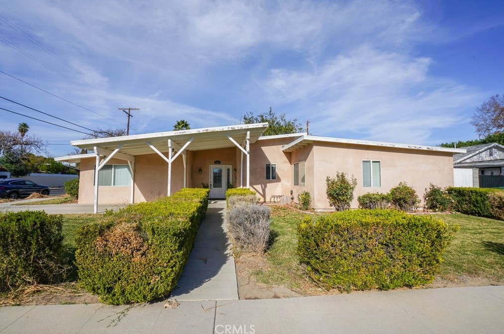 19467 Stagg St, Los Angeles CA  91335-2351 exterior