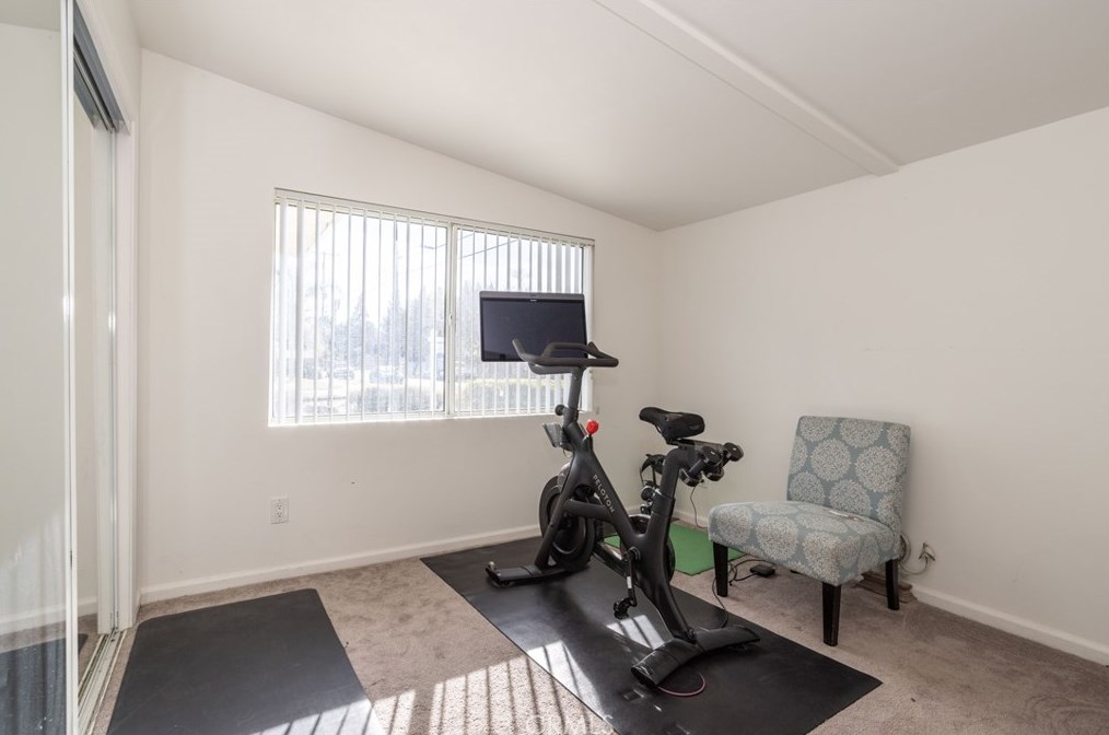 19467 Stagg St, Los Angeles CA  91335-2351 exterior