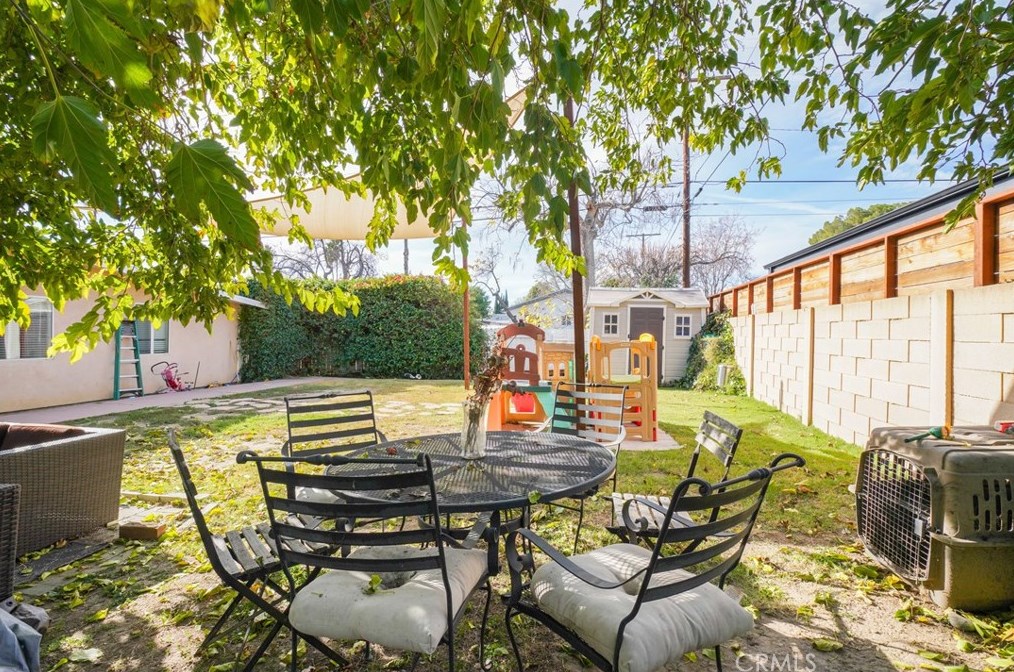 19467 Stagg St, Los Angeles CA  91335-2351 exterior