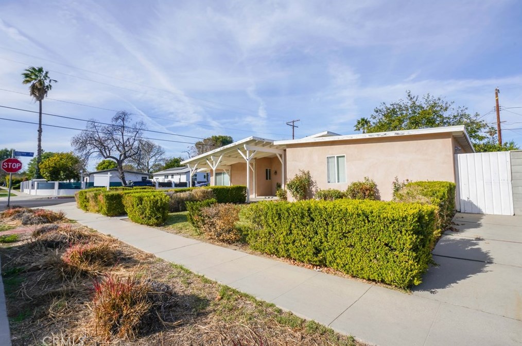 19467 Stagg St, Los Angeles CA  91335-2351 exterior