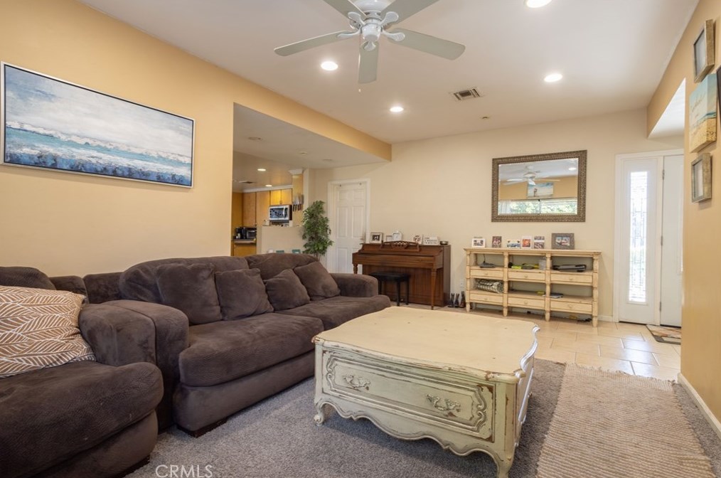 19467 Stagg St, Los Angeles CA  91335-2351 exterior